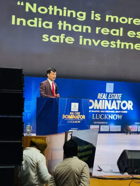 Shashish Kumar Tiwari delivering a Real Estate Dominator keynote